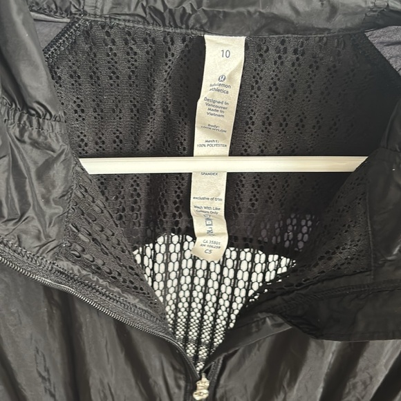 Lulumemon light weight laced back and arms - Picture 3 of 4